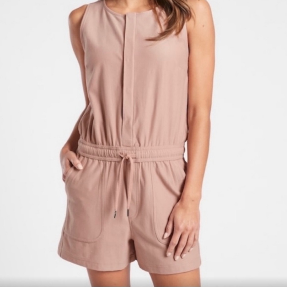 Like new Athleta romper. Pull tie waist, pockets and button down front.